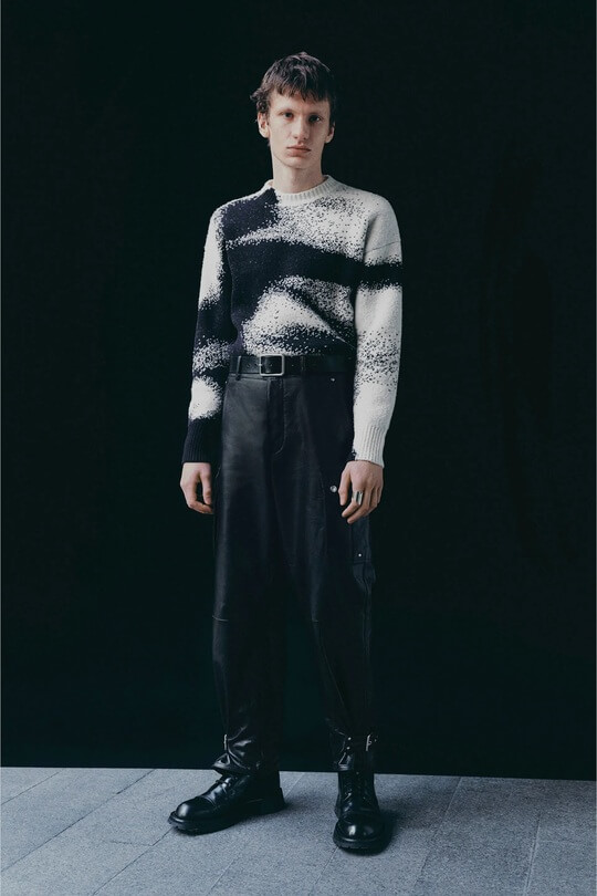 Модный черно-белый свитер Alexander McQueen