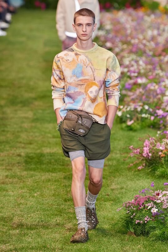 Модный принт на свитере Dior