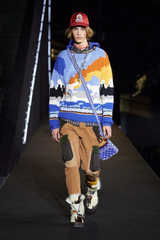 Модный свитер Dsquared2 с ярким принтом показ коллекции 2023