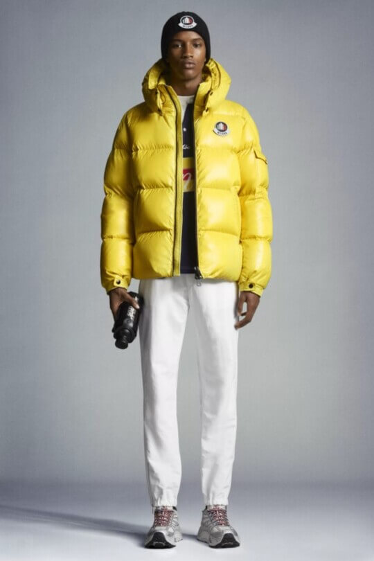 Желтый пуховик Moncler в спорт стиле