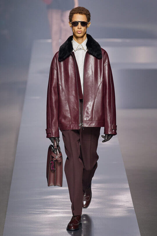Кожаная куртка на показе коллекции Fendi