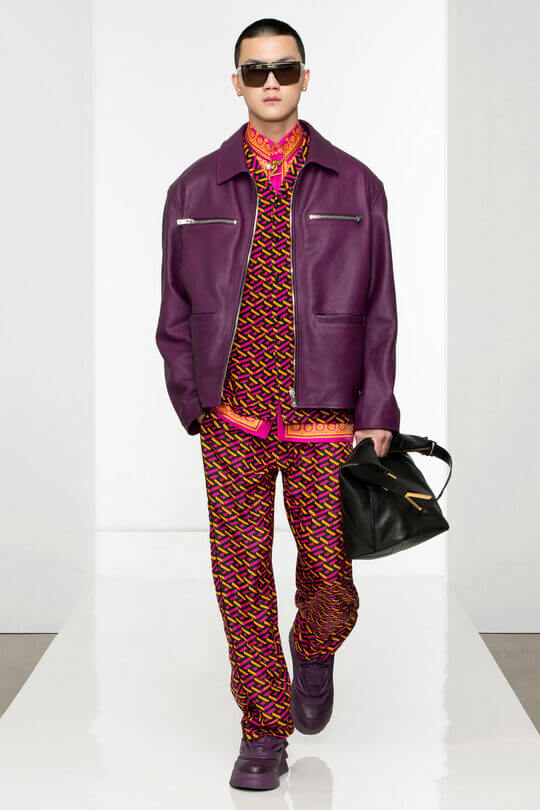 Модная фиолетовая кожаная куртка Versace