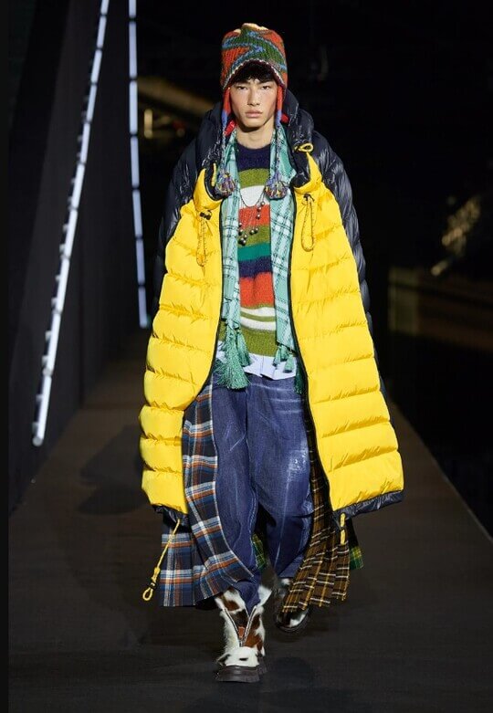 Модная вязаная шапка Dsquared2 на показе коллекции осень-зима 2022-2023