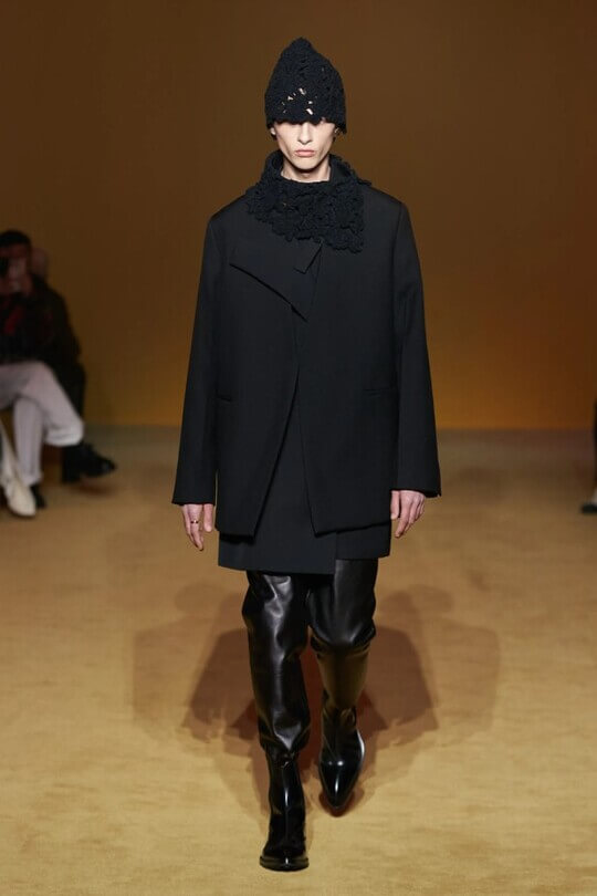 Модная мужская шапка кроше Jil Sander коллекци 2022-2023