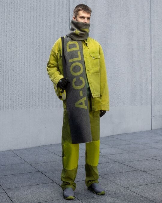 Шарф с логотипом - тренд 2023