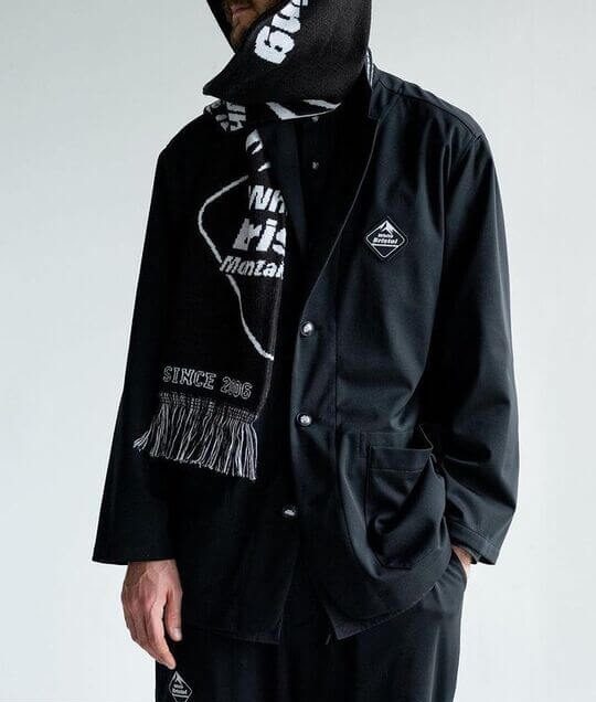 Модный мужской шарф с крупным логотипом White Mountaineering