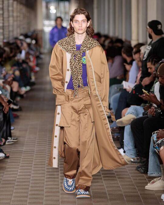 Шарф с анималистичным принтом на показе BLUEMARBLE