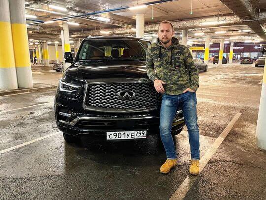 Актер Денис Шведов образ в стиле милитари