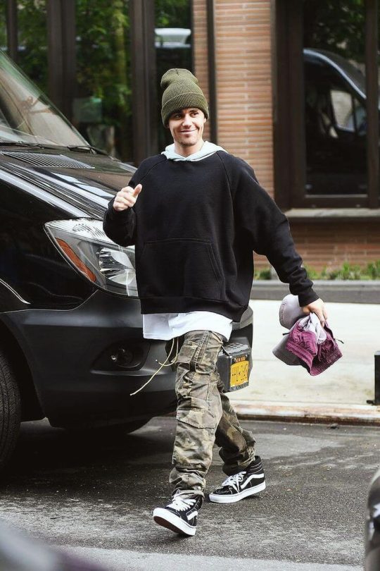 Justin Bieber в брюках карго с кедами