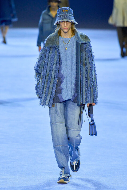Джинсовая одежда из коллекции лето 2023 от Fendi