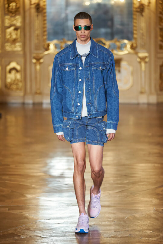 Джинсовые шорты и куртка от Trussardi коллекция весна-лето 2023