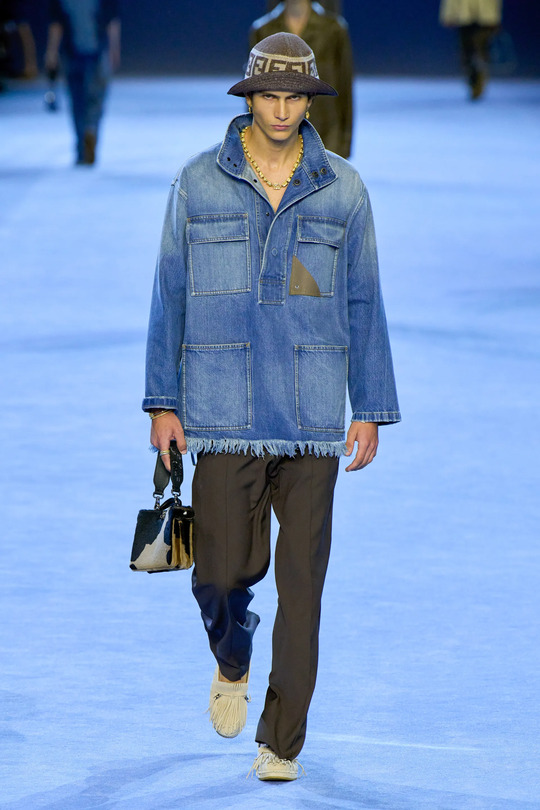 Накладные карманы на джинсовой куртке Fendi коллекция лето 2023