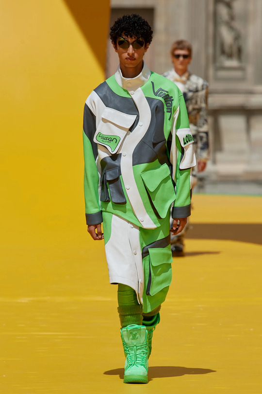 Накладные карманы в новой коллекции весна-лето 2023 от Louis Vuitton