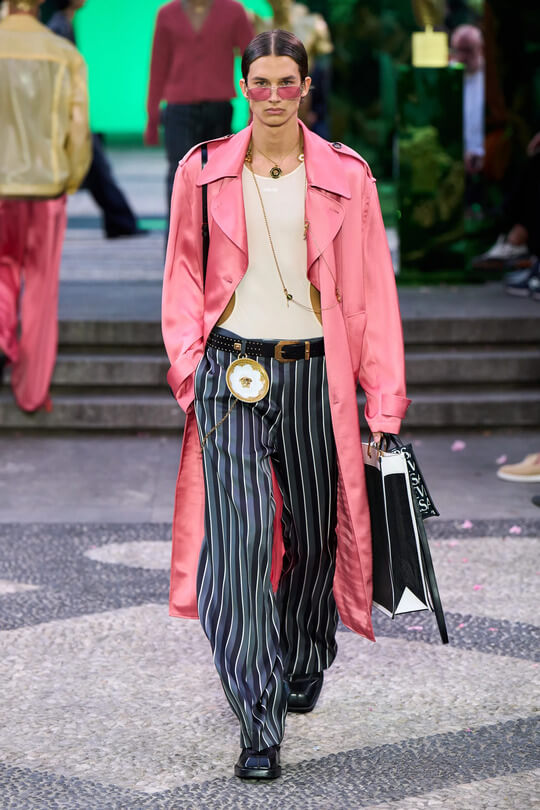 Розовый плащ Versace коллекция весна-лето 2023
