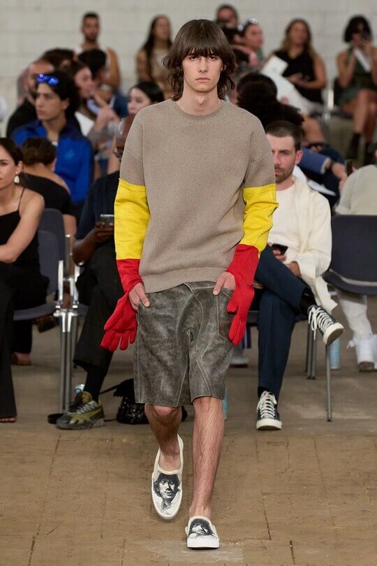 Слипоны на показе коллекции JW Anderson