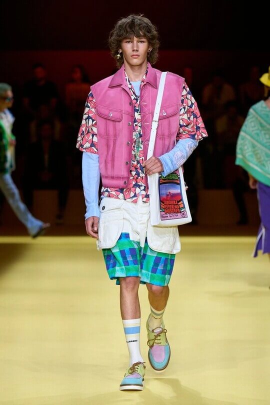 Яркая мужская обувь на показе Dsquared2