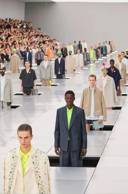 Модное шоу Dior на неделе мужской моды в Париже