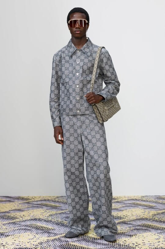 Мужской костюм Gucci на показе коллекции в Милане