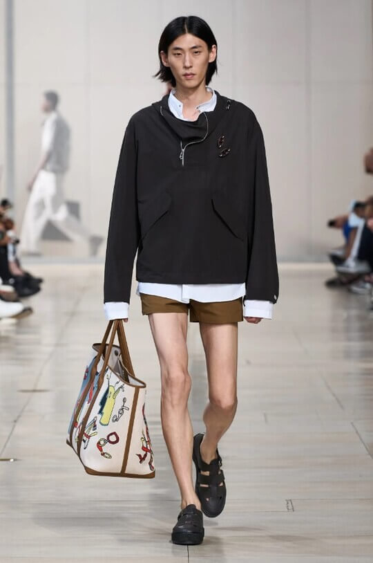 Шорты от Hermes на показе в Париже