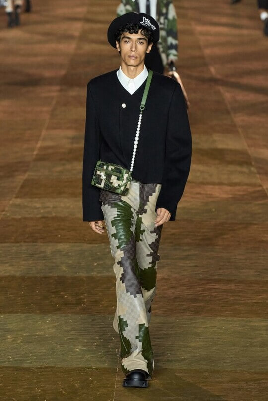 Брюки с пиксельным принтом на показе Louis Vuitton в Милане