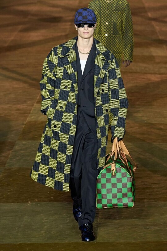 Сумка саквояж Louis Vuitton на модном шоу в Милане