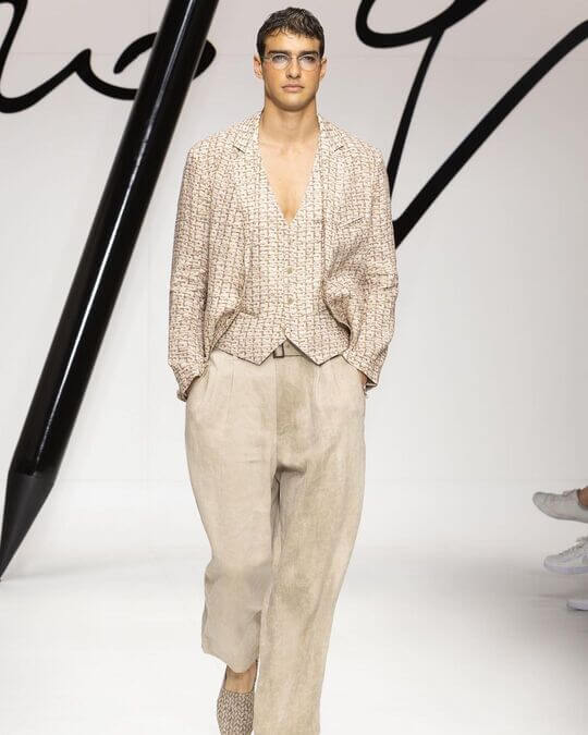 Светлый костюм из новой коллекции Giorgio Armani