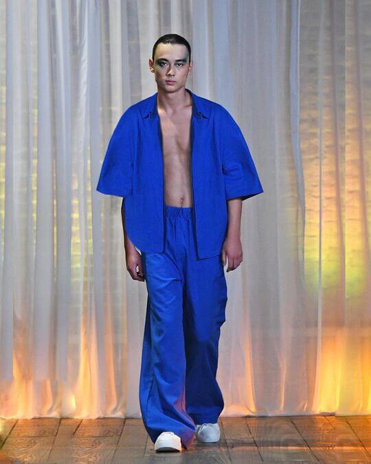 Синий костюм от SAGABOI на неделе моды в Лондоне