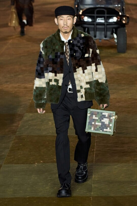 Мужская сумка Louis Vuitton на показе коллекции лето 2024