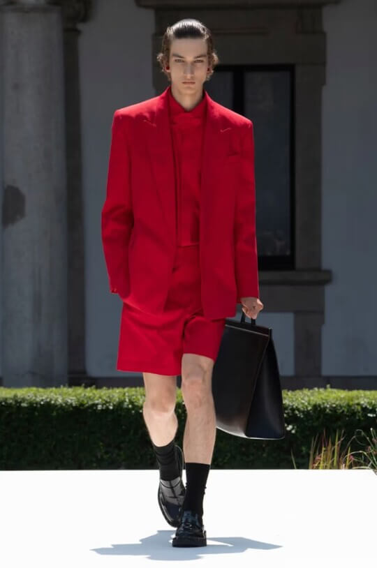 Красный костюм с шортами от Valentino