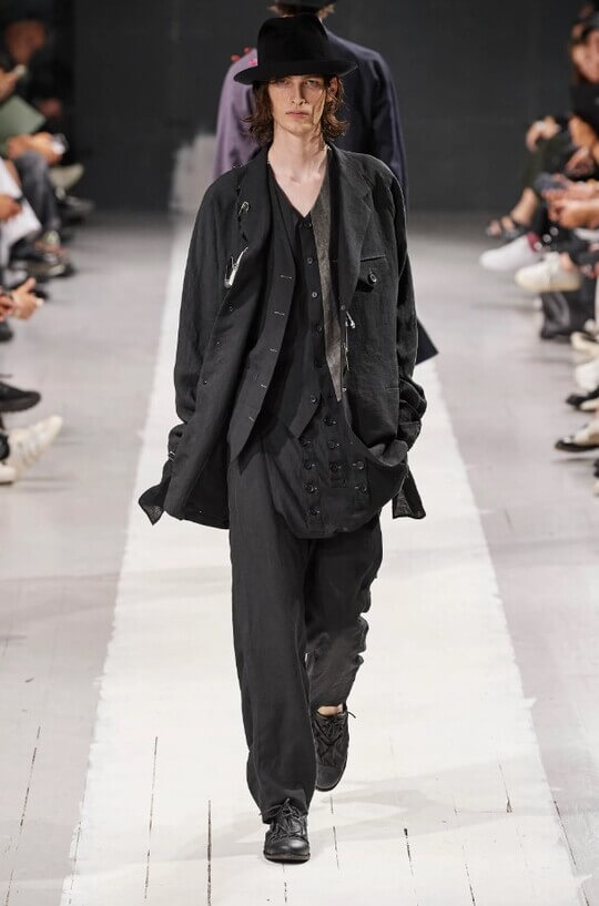 Модное шоу Yohji Yamamoto на неделе мужской моды в Париже
