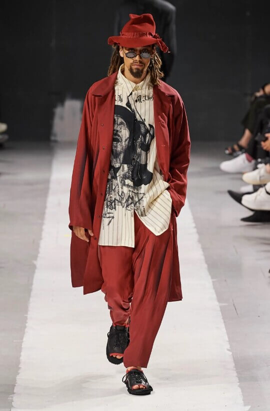 Красный цвет в коллекции Yohji Yamamoto в Париже