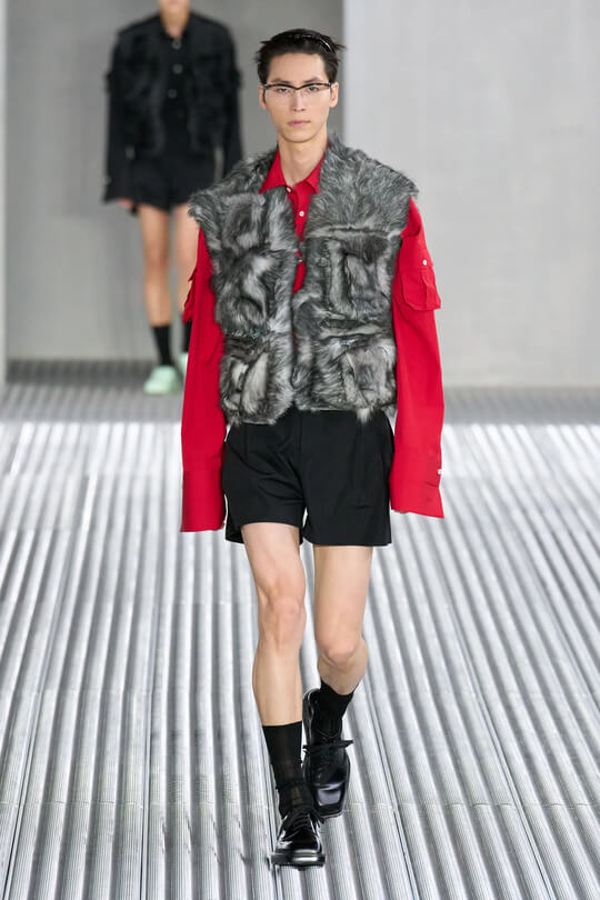Меховая жилетка Prada из новой коллекции