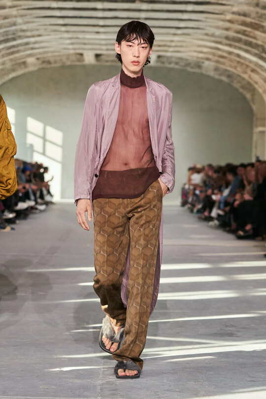 Первый прозрачный слой под рубашкой на показе Dries van Noten