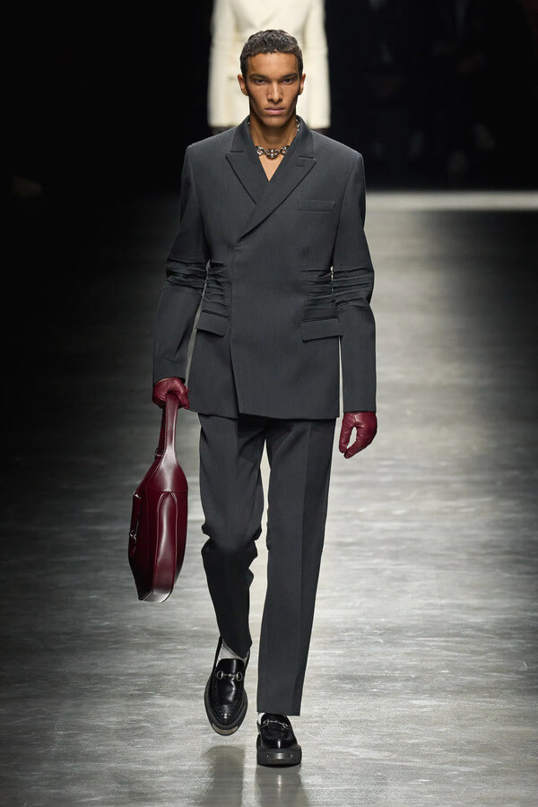 Серый костюм Gucci осень 2024